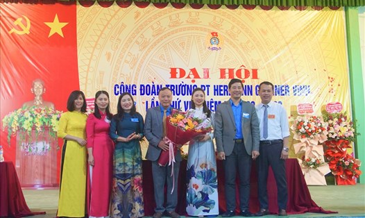 Lãnh đạo Công đoàn Ngành giáo dục Nghệ An và lãnh đạo nhà trường tặng hoa chúc mừng BCH Công đoàn trường PT Hermann Gmeiner Vinh. Ảnh: Quỳnh Trang