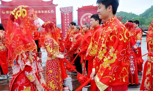 Các cặp đôi tham gia lễ cưới tập thể ở thành phố Đức Hưng, tỉnh Giang Tây, phía đông Trung Quốc, ngày 30.4.2019. Ảnh: Xinhua