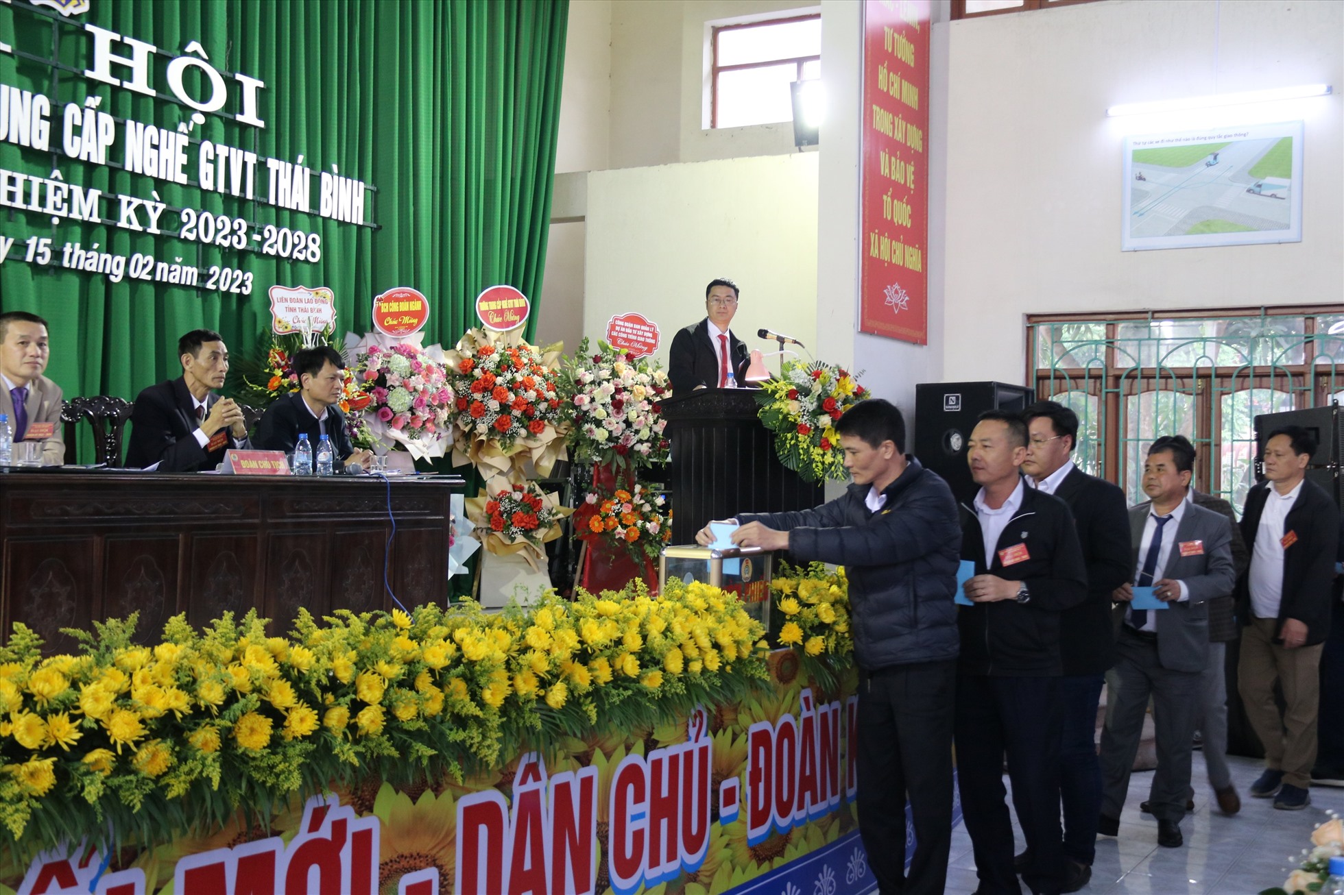 Các đại biểu bỏ phiếu bầu BCH công đoàn khóa mới và đại biểu dự công đoàn cấp trên. Ảnh: Bá Mạnh