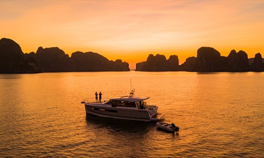 Chờ đón hoàng hôn giữa vịnh Hạ Long. Ảnh: Vietyatch