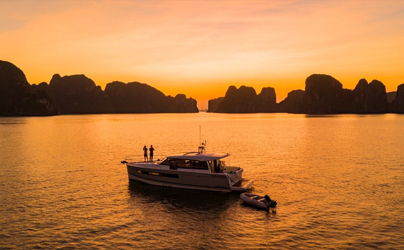 Chờ đón hoàng hôn giữa vịnh Hạ Long. Ảnh: Vietyatch