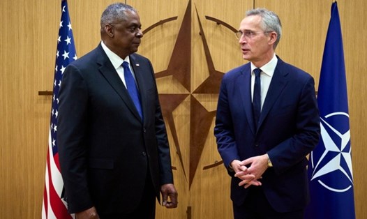 Tổng Thư ký NATO Jens Stoltenberg (phải) chào mừng Bộ trưởng Quốc phòng Mỹ Lloyd J.Austin III đến dự cuộc họp Bộ trưởng Quốc phòng NATO ngày 14.2.2023 tại Brussels, Bỉ. Ảnh: NATO