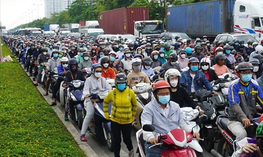 Giao thông cửa ngõ phía Đông TPHCM qua Xa lộ Hà Nội ngày càng quá tải khi lượng xe lớn nhưng hạ tầng giao thông còn hạn chế. Ảnh: Minh Quân