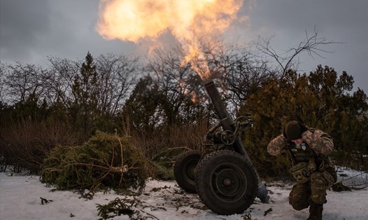 Quân nhân Ukraina bắn súng cối về phía các vị trí của Nga ở Bakhmut, ngày 15.2.2023. Ảnh: AFP