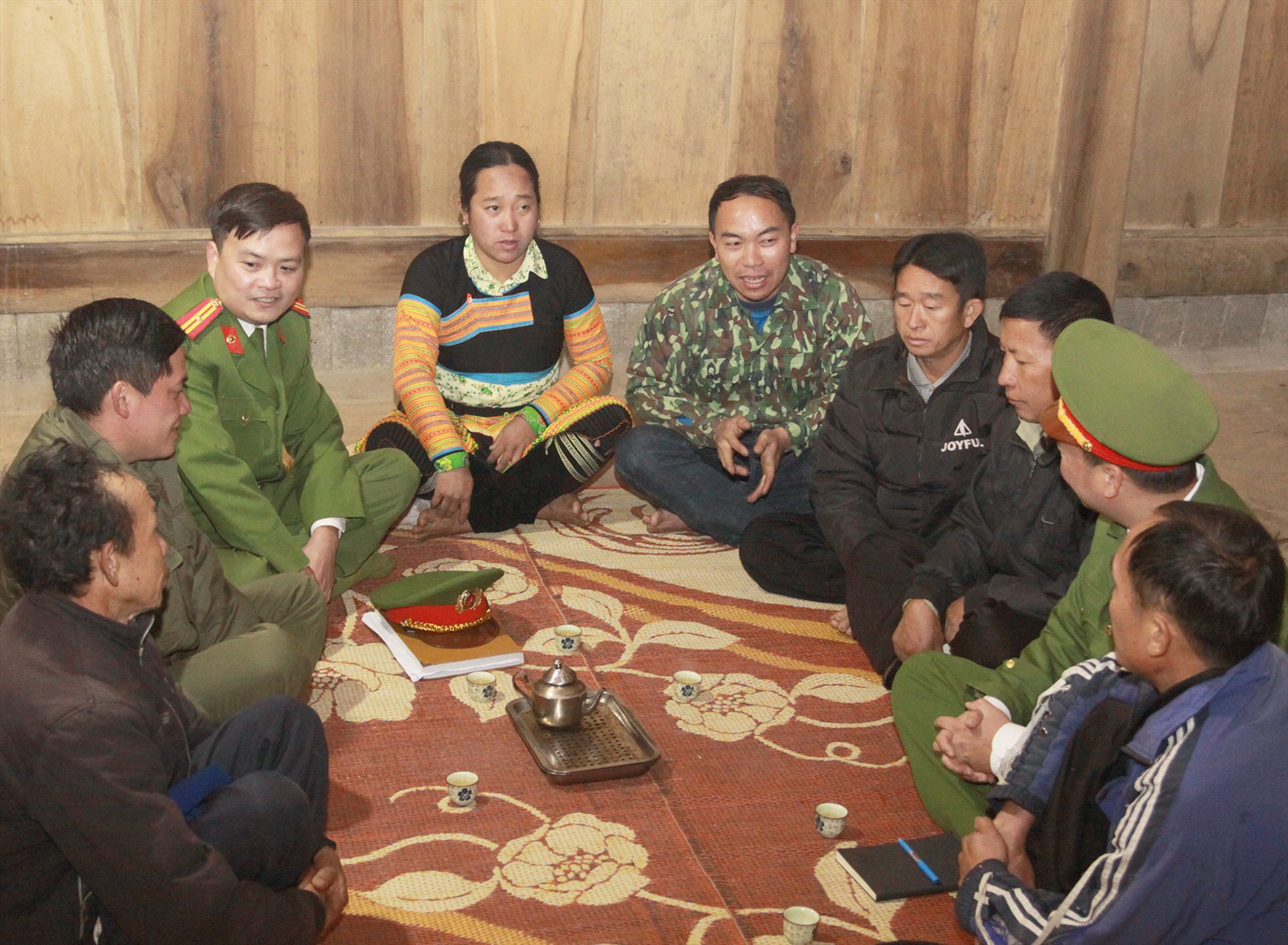 Thiếu tá Sa Trọng Kiên (thứ 3 từ trái vào) tuyên truyền pháp luật cho bà con xã vùng cao Làng Chếu, huyện Bắc Yên, tỉnh Sơn La. Ảnh: Khánh Linh