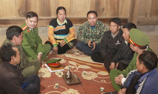 Thiếu tá Sa Trọng Kiên (thứ 3 từ trái vào) tuyên truyền pháp luật cho bà con xã vùng cao Làng Chếu, huyện Bắc Yên, tỉnh Sơn La. Ảnh: Khánh Linh
