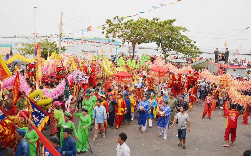 Lễ hội Dinh Cô luôn có đông đảo người dân, du khách tham dự. Ảnh: Minh Thanh