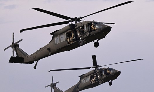 Trực thăng Black Hawk trong cuộc tập trận trình diễn tại căn cứ không quân Mihail Kogalniceanu gần Constanta, Romania, ngày 30.7.2022. Ảnh: AFP