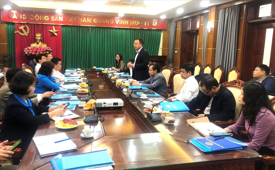 Ông Phạm Quang Thanh - Ủy viên Ban Chấp hành Tổng LĐLĐVN, Thành ủy viên,
Chủ tịch LĐLĐ thành phố Hà Nội phát biểu tại buổi làm việc. Ảnh: Công đoàn Hà Nội