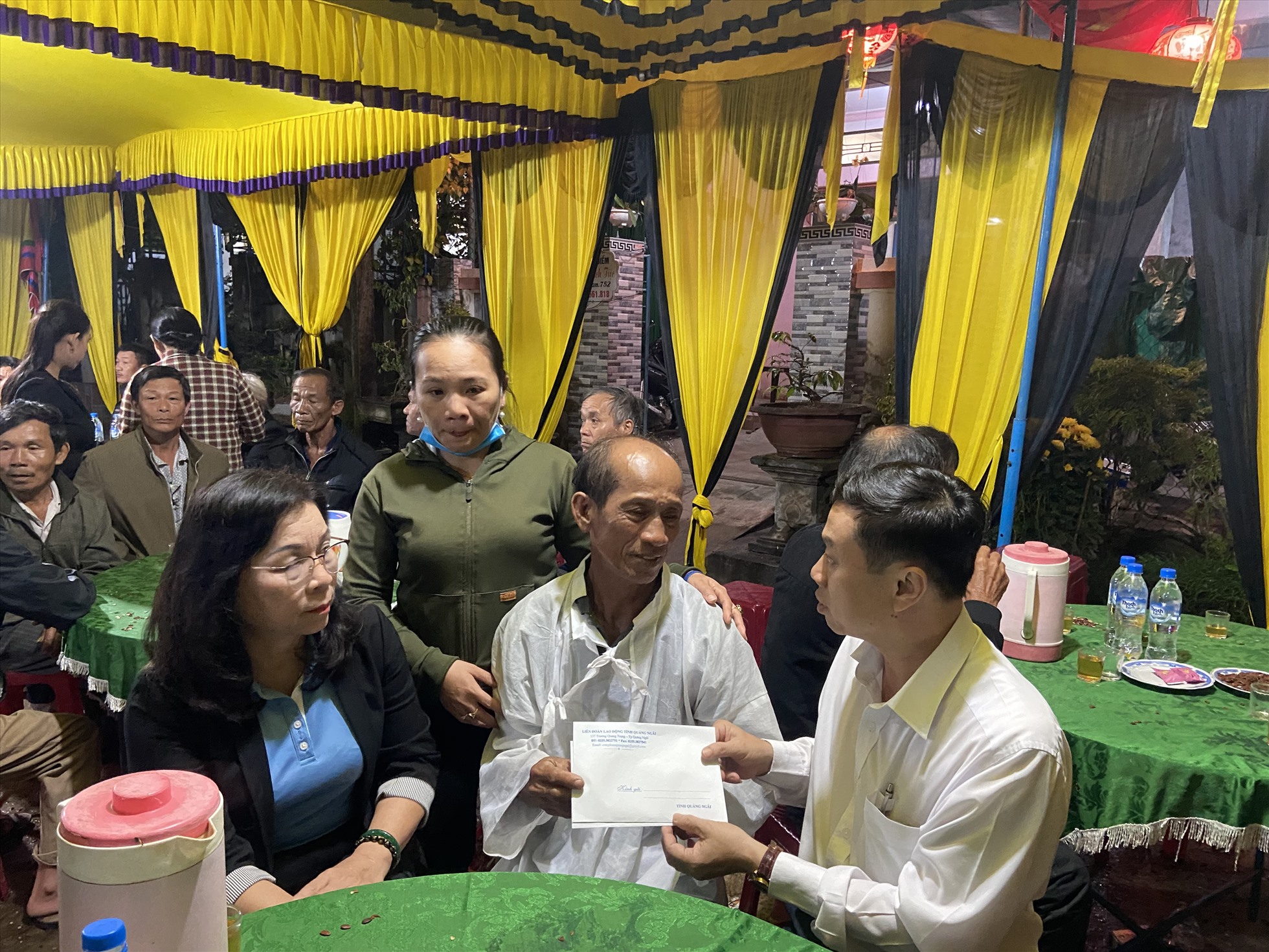 Thường trực LĐLĐ tỉnh và CĐ KKT Dung Quất và các KCN Quảng Ngãi thăm hỏi và trao hỗ trợ cho gia đình đoàn viên Nguyễn Trần Hữu Trung. Ảnh: Xuân Quang