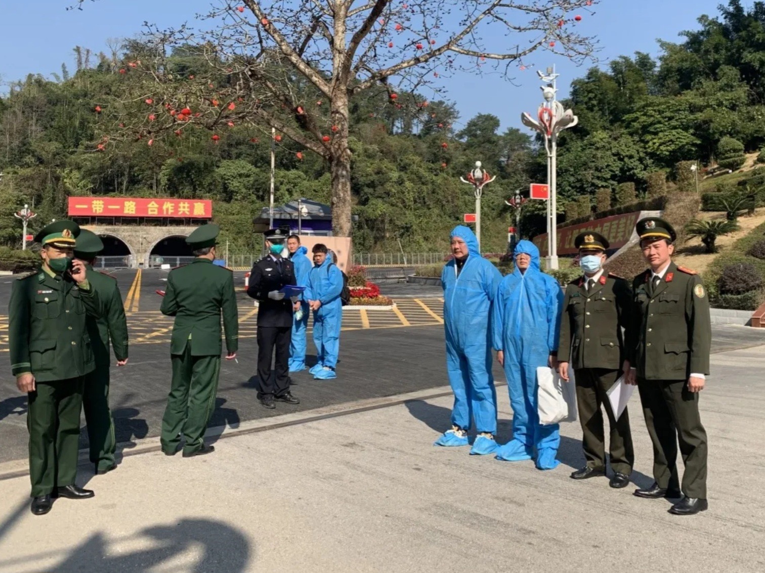 Công an tỉnh Quảng Bình bàn giao 3 công dân Trung Quốc tại Cửa khẩu Quốc tế Hữu Nghị Lạng Sơn. Ảnh: Công an Quảng Bình