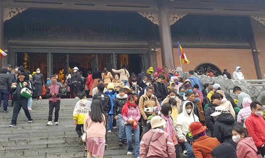 Hiện trên địa bàn tỉnh Ninh Bình có 790 đền, chùa, mỗi năm thu hút hàng vạn lượt khách du lịch tới tham quan, chiêm bái. Ảnh: Diệu Anh