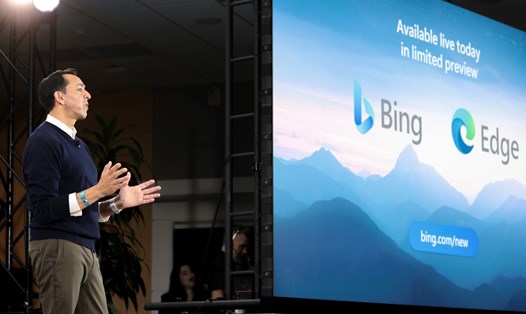 Yusuf Mehdi, Phó chủ tịch phụ trách Cuộc sống hiện đại, Tìm kiếm và Thiết bị của Microsoft phát biểu trong sự kiện giới thiệu Microsoft Bing và Edge mới do AI hỗ trợ vào ngày 7.2.2023. Ảnh: AFP
