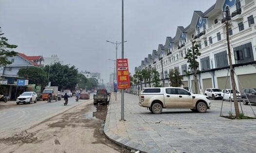 Dự án nâng cấp quốc lộ 7 đi qua huyện Diễn Châu (Nghệ An) sau 1 năm thi công vẫn vướng khâu giải phóng mặt bằng. Ảnh: Quang Đại