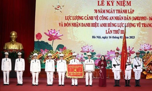 Quyền Chủ tịch nước Võ Thị Ánh Xuân trao danh hiệu Anh hùng Lực lượng vũ trang nhân dân lần thứ ba cho Lực lượng Cảnh vệ. Ảnh: TTXVN