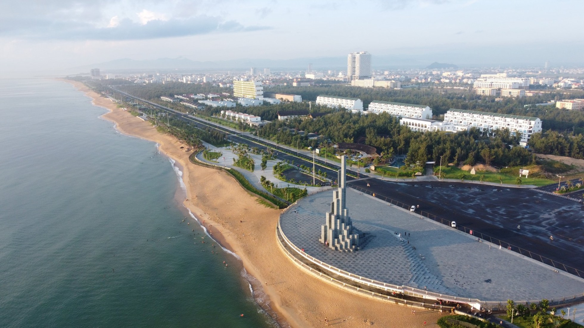 Phú Yên: Tuyến đường ven biển tạo cú huých cho sự phát triển khu vực. Ảnh: Hoài Luân