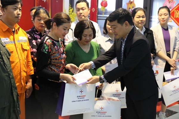Công đoàn Công ty Điện lực Hà Đông (Hà Nội) động viên CBCNV có hoàn cảnh khó khăn, mắc bệnh hiểm nghèo. Ảnh: Công đoàn Điện lực VN