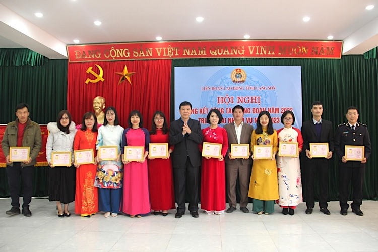 Ông Lý Đức Thanh - Chủ tịch LĐLĐ tỉnh Lạng Sơn - trao Bằng Lao động sáng tạo của Tổng LĐLĐVN cho các cá nhân. Ảnh: Hoàng Cúc