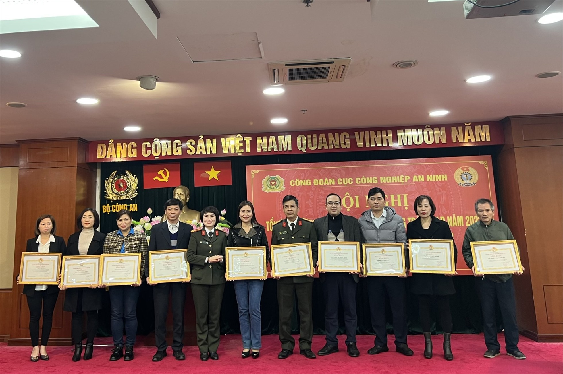 Bà Công Thanh Thảo (thứ 5 từ trái qua) - Trưởng Ban Công đoàn Công an nhân dân trao Giấy khen cho cá nhân và tập thể thi đua lao động giỏi. Ảnh: Minh Hương