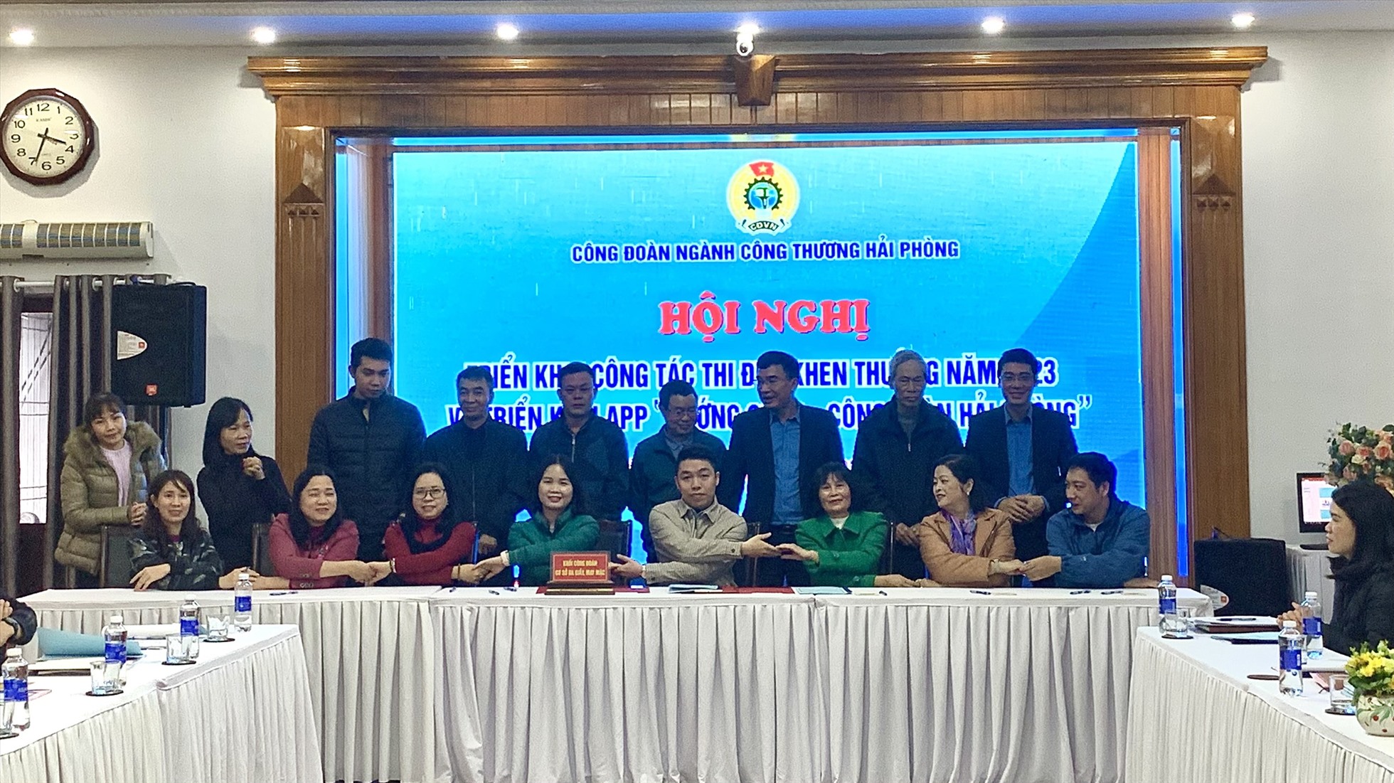 Các đơn vị ký kết giao ước thi đua năm 2023. Ảnh: Mai Hương