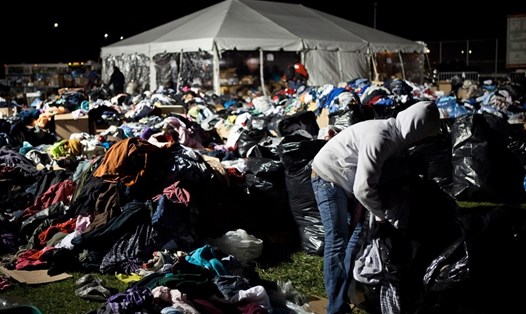 Quần áo tại một điểm quyên góp từ thiện. Ảnh minh hoạ. Ảnh: AFP