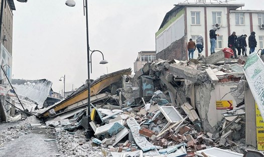 Những tòa nhà đổ sập bất ngờ khiến hàng chục nghìn người thiệt mạng trong trận động đất tại Thổ Nhĩ Kỳ. Ảnh: Xinhua