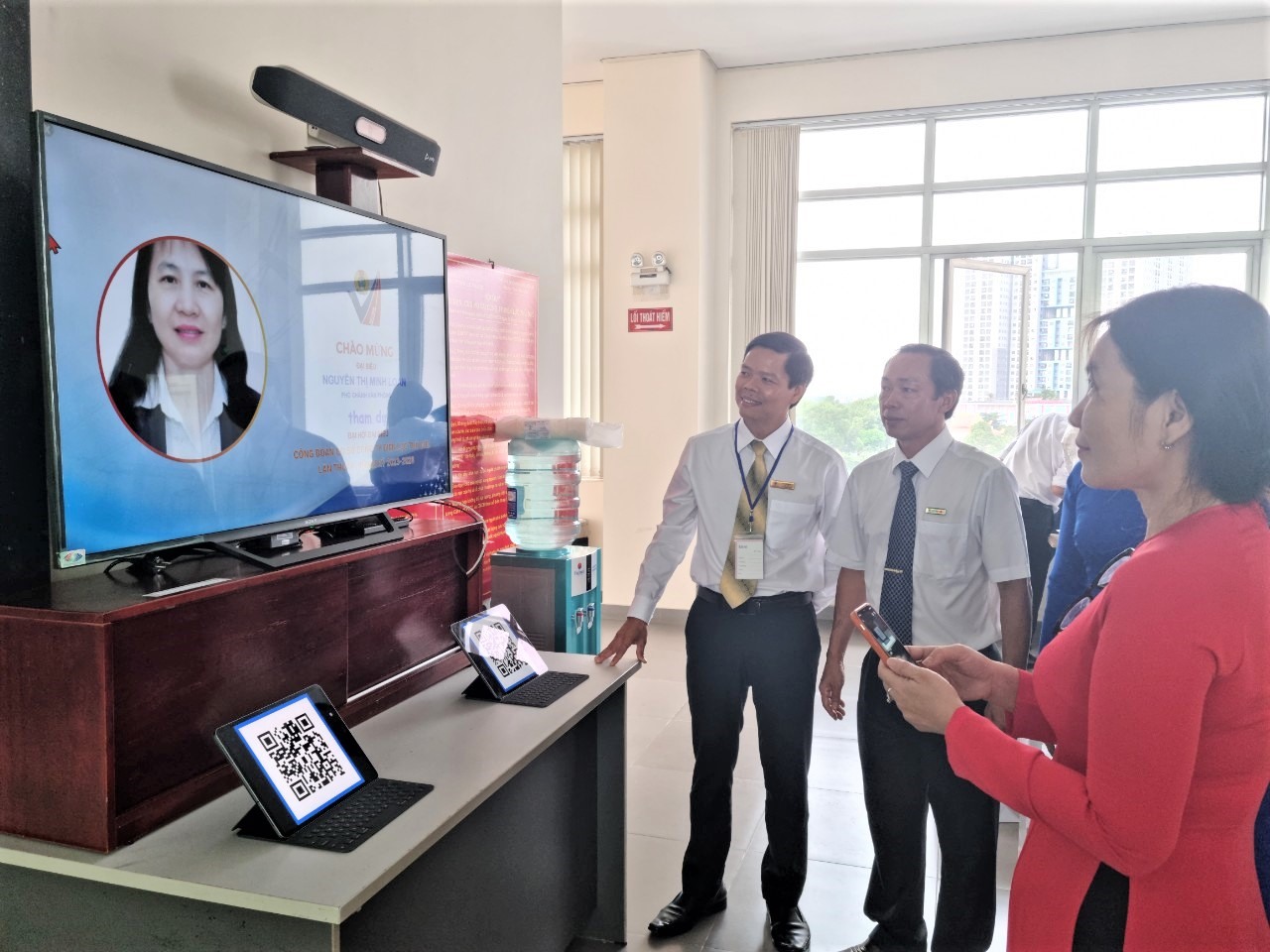 Các đại biểu tham gia đại hội điểm danh bằng ứng dụng quét mã QR code. Ảnh: Nam Dương