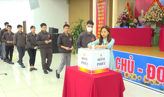 Các đại biểu bỏ phiếu tại đại hội công đoàn cơ sở thuộc LĐLĐ huyện Thạch Thất. Ảnh: Hiền Nguyễn