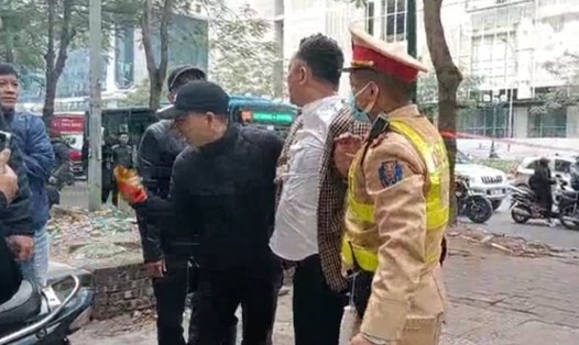 Tài xế "ma men"(áo trắng) lăng mạ, chống đối cảnh sát 141 tại quận Thanh Xuân. Ảnh: Công an quận Thanh Xuân