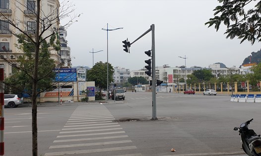 Cột đèn tín hiệu giao thông nằm giữa đường. Ảnh: Nguyễn Hùng