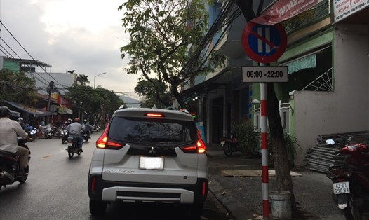 Dù có quy định và biển cấm về đỗ xe ngày chẵn, lẻ nhưng nhiều tài xế vẫn vô tư đỗ xe trái quy định. (Ảnh chụp ngày 16.2). Ảnh: Nguyễn Linh