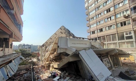 Ngôi nhà ở Thổ Nhĩ Kỳ bị sập sau động đất ở Antakya, Hatay. Ảnh: Xinhua