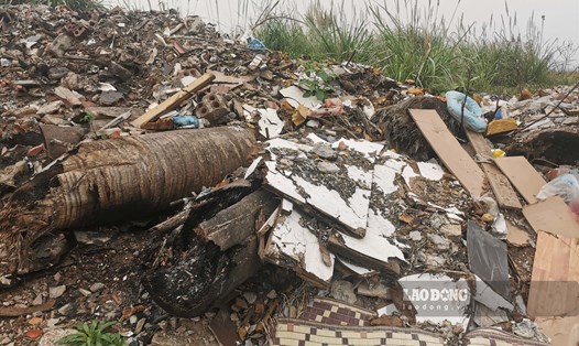 Ái ngại những bãi rác tự phát tại các khu đô thị tại thành phố Hạ Long, tỉnh Quảng Ninh. Ảnh: Đoàn Hưng