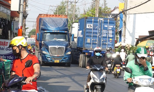 Hai xe container chạy ngược chiều nhau chiếm hết mặt đường Nguyễn Duy Trinh. 
Ảnh: Minh Quân