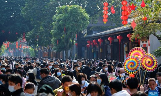 Người dân đón Tết nguyên đán ở Phúc Châu, tỉnh Phúc Kiến, phía đông nam Trung Quốc, ngày 22.1.2023. Ảnh: Xinhua