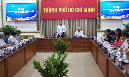 Bí thư Thành ủy TPHCM Nguyễn Văn Nên và Phó Chủ tịch UBND TPHCM Võ Văn Hoan chủ trì buổi gặp gỡ. Ảnh: Minh Quân