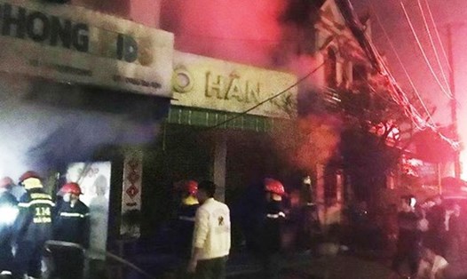 Lực lượng Cảnh sát chữa cháy Hà Tĩnh tham gia chữa cháy đã phá cửa cứu được 4 người thoát khỏi đám cháy. Ảnh: Công an cung cấp