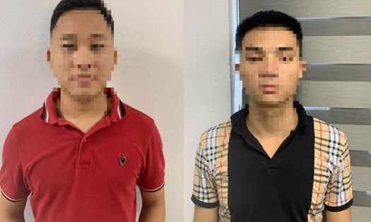 Hoàng Xuân Lộc và Hà Tiến Sơn (từ trái qua) thời điểm bị điều tra về hành vi "Chứa mại dâm". Ảnh: Công an quận Hoàn Kiếm