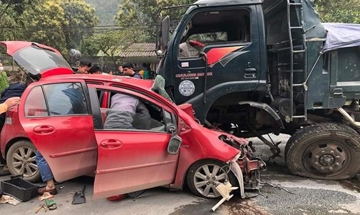 Hiện trường vụ tai nạn trên Quốc lộ 6, đoạn qua huyện Lương Sơn, tỉnh Hòa Bình khiến 2 phương tiện hư hỏng nặng. Ảnh: Người dân cung cấp