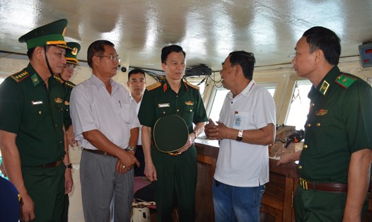 Trung tướng Nguyễn Trọng Bình (áo xanh, giữa) trao đổi về tình hình nghề biển cùng các cơ quan chuyên môn và bà con ngư dân tại Cảng cá Tắc Cậu. Ảnh: Tiến Vinh