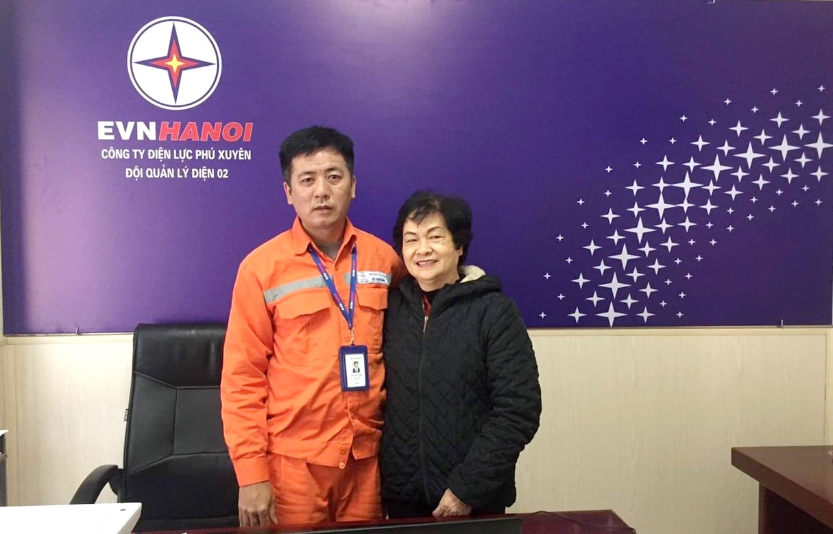 Gia đình người bị nạn đến cảm ơn anh Đỗ Thành Công về hành động cứu người. Ảnh: Công đoàn EVNHANOI