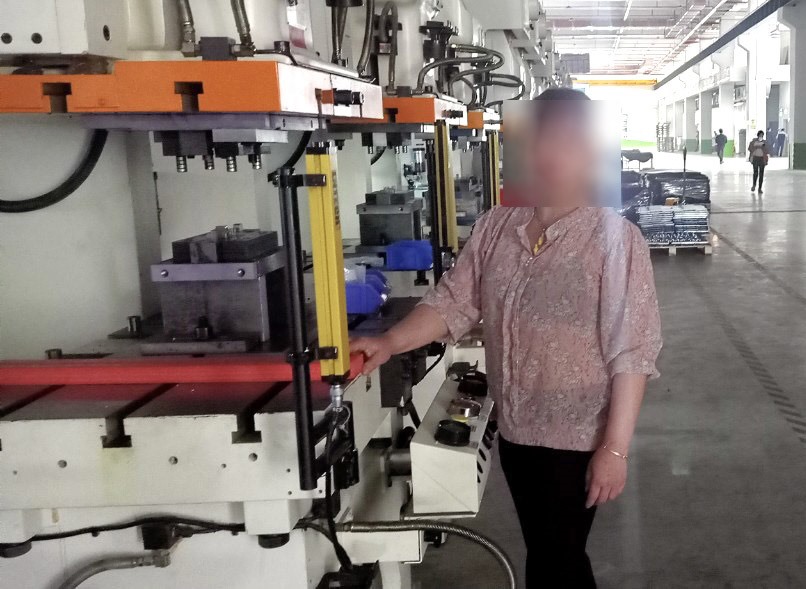 Hiện chị H. đang phải làm việc thời vụ để kiếm tiền chữa bệnh và nuôi con. 
Ảnh: Nhân vật cung cấp