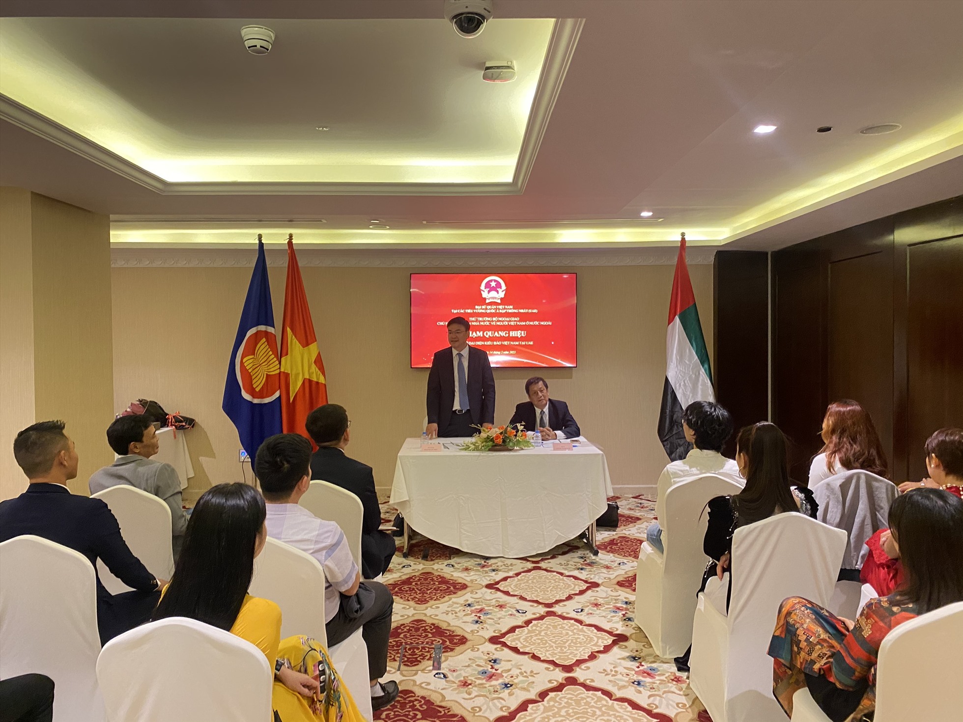 Thứ trưởng Bộ Ngoại giao, Chủ nhiệm Ủy ban Nhà nước về người Việt Nam ở nước ngoài Phạm Quang Hiệu gặp gỡ đại diện cộng đồng người Việt Nam tại UAE. Ảnh: Bộ Ngoại giao