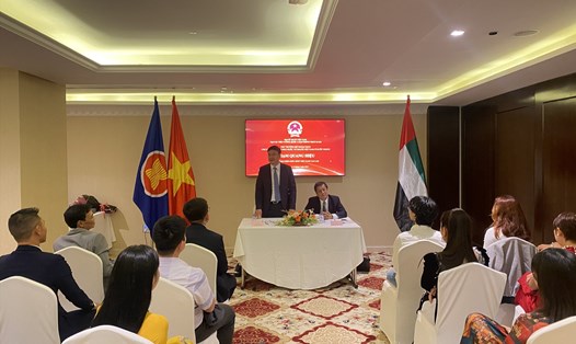 Thứ trưởng Bộ Ngoại giao, Chủ nhiệm Ủy ban Nhà nước về người Việt Nam ở nước ngoài Phạm Quang Hiệu gặp gỡ đại diện cộng đồng người Việt Nam tại UAE. Ảnh: Bộ Ngoại giao
