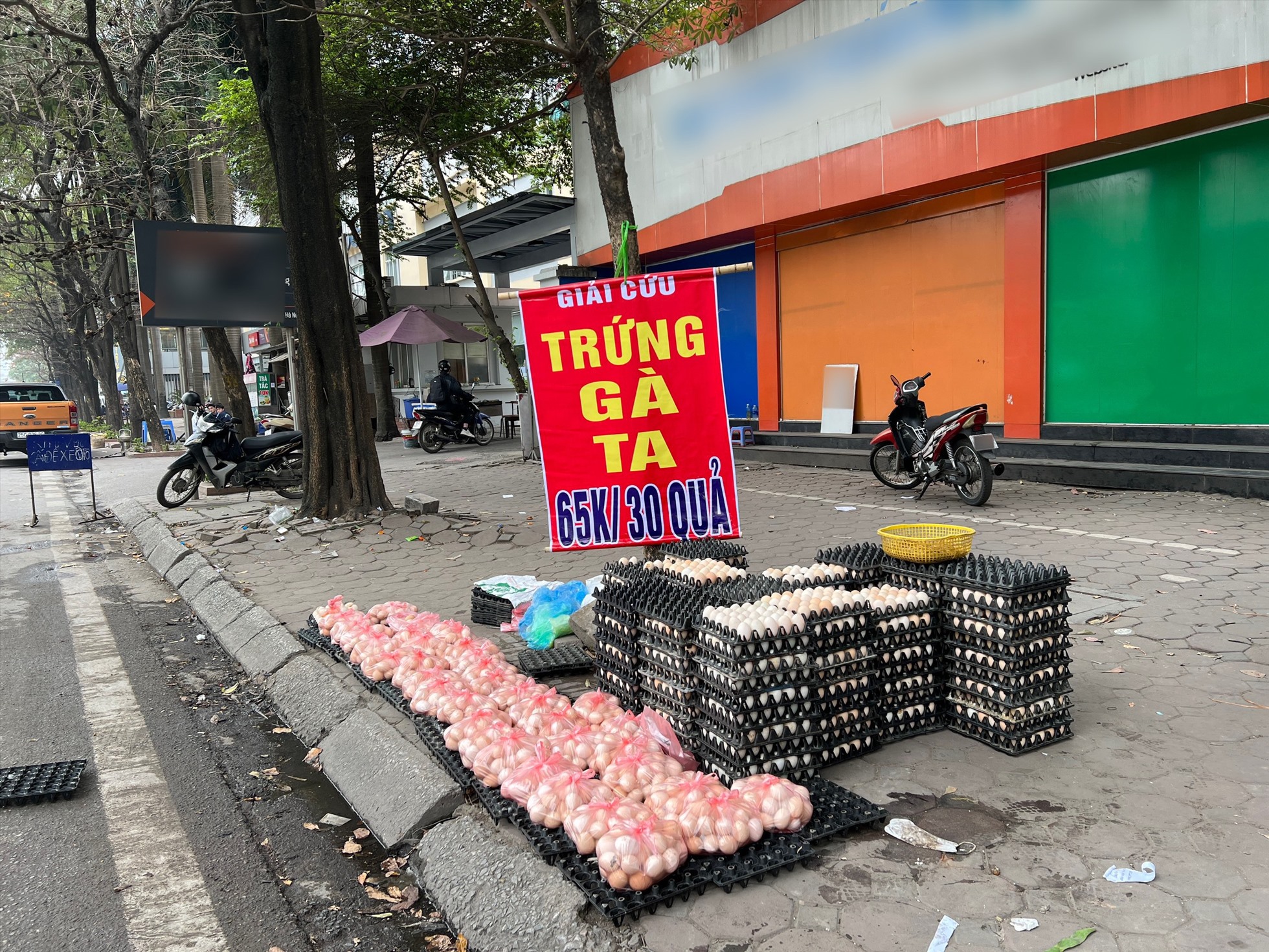 Một điểm bán giải cứu trứng gà trên đường Tôn Thất Thuyết. Ảnh: Nguyễn Thúy