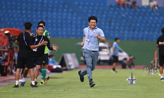 Huấn luyện viên Vũ Tiến Thành chạy vào sân chia vui với các cầu thủ đội TPHCM. Ảnh: An Quang