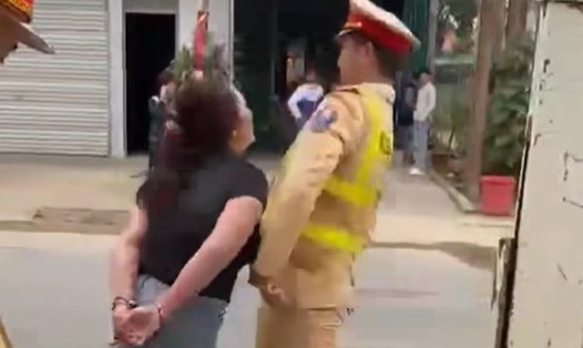 Cảnh người phụ nữ chửi bới, lăng mạ cảnh sát khi đang thực hiện nhiệm vụ. Ảnh: Cắt từ clip