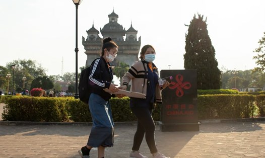 Du khách Trung Quốc ở Patuxay Park, Vientiane, Lào. Ảnh: Xinhua