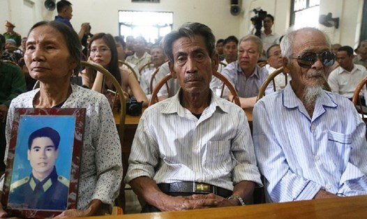 Ông Khổng Văn Đệ, ông Trần Ngọc Chinh và người đại diện của ông Trần Trung Thám (từ phải qua) tại buổi xin lỗi công khai hồi tháng 10.2019.