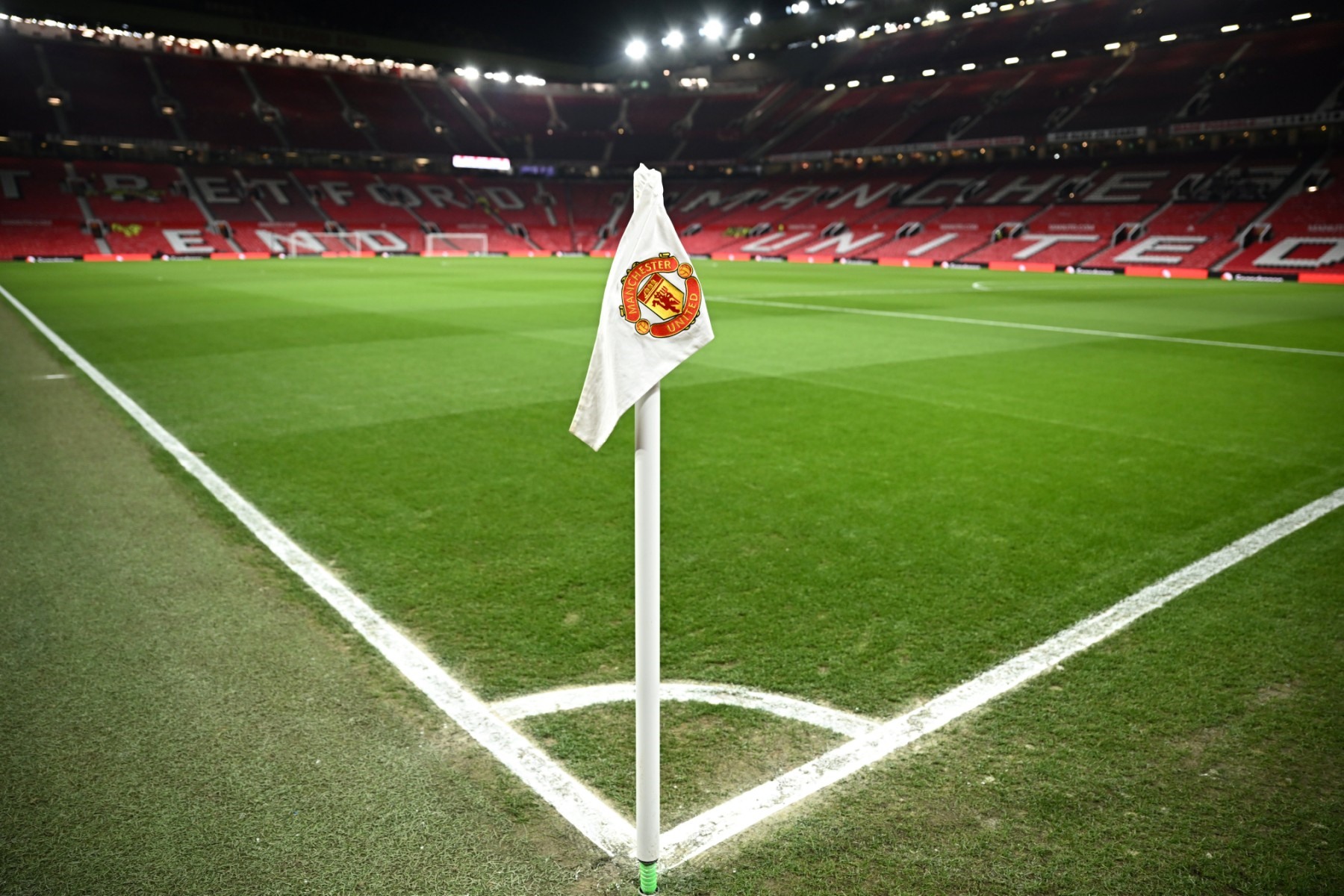 Old Trafford sắp đổi chủ. Ảnh: AFP